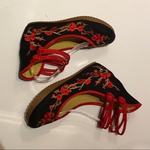 9 🆕NEW Black & Floral Comfy Shoes w/ ankle straps